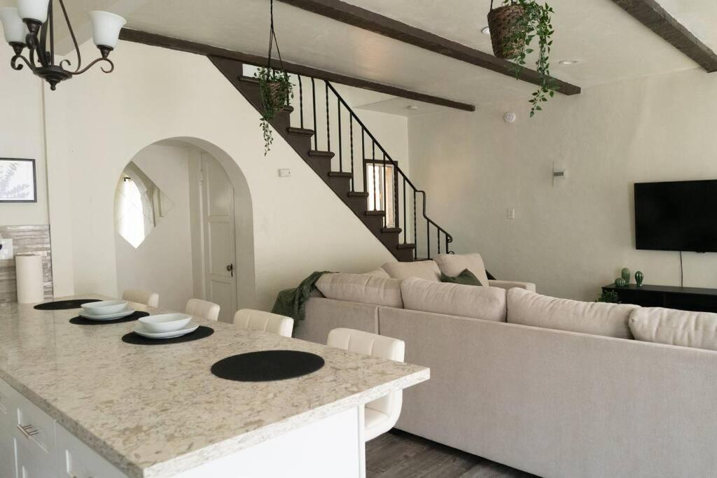Spacious 2-Bedroom Unit In Hollywood Los Angeles Bagian luar foto