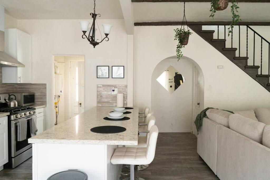 Spacious 2-Bedroom Unit In Hollywood Los Angeles Bagian luar foto